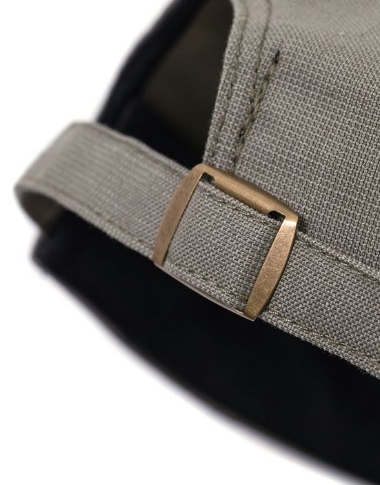 後ろのベルトで簡単にサイズを調節することができます