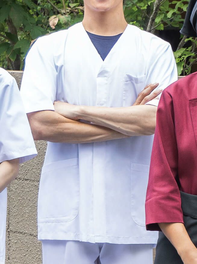 体毛落下防止ネット付き・調理白衣の着用写真