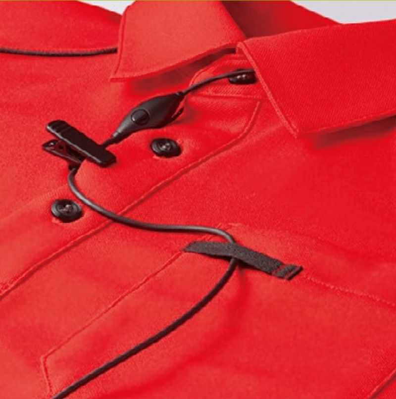 インカムループ<br>長いコードをポケットのループに通すことで、胸元でコードが邪魔にならずスッキリ。