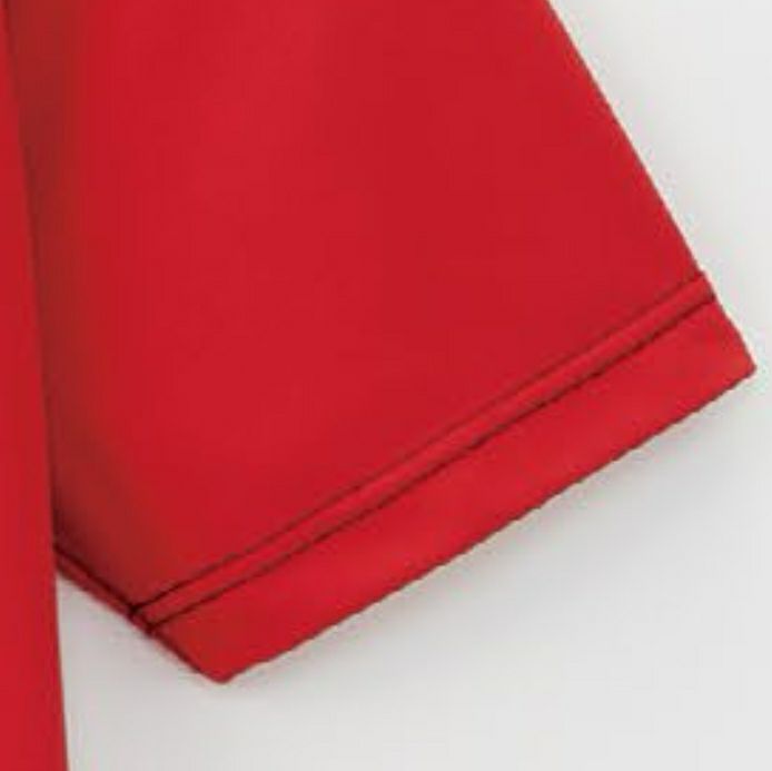 配色ステッチ<br>袖口部分のさりげない配色のステッチがポイント。