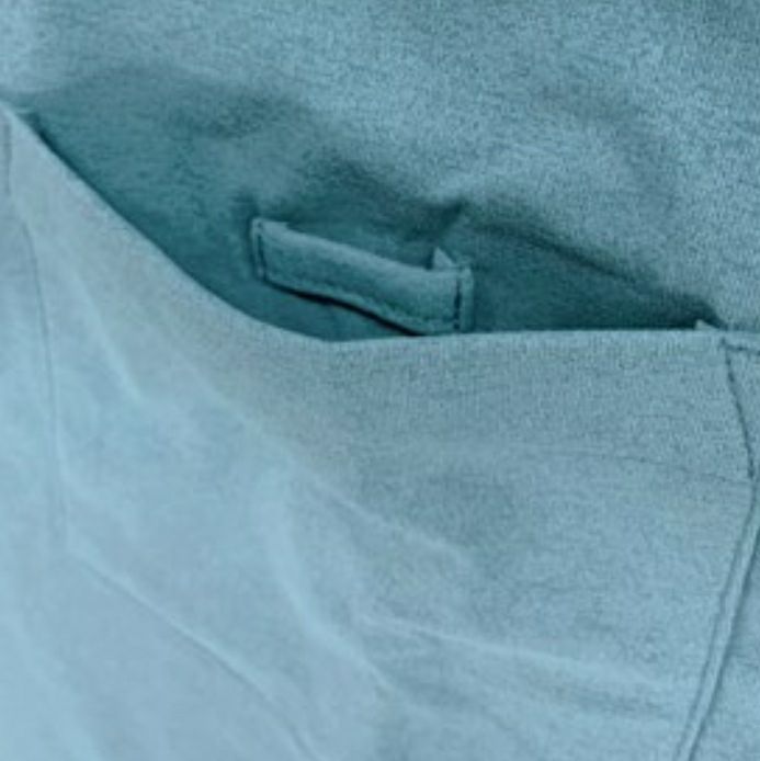 ネームループ<br>左胸ポケット裏側に名札用ループ付き。