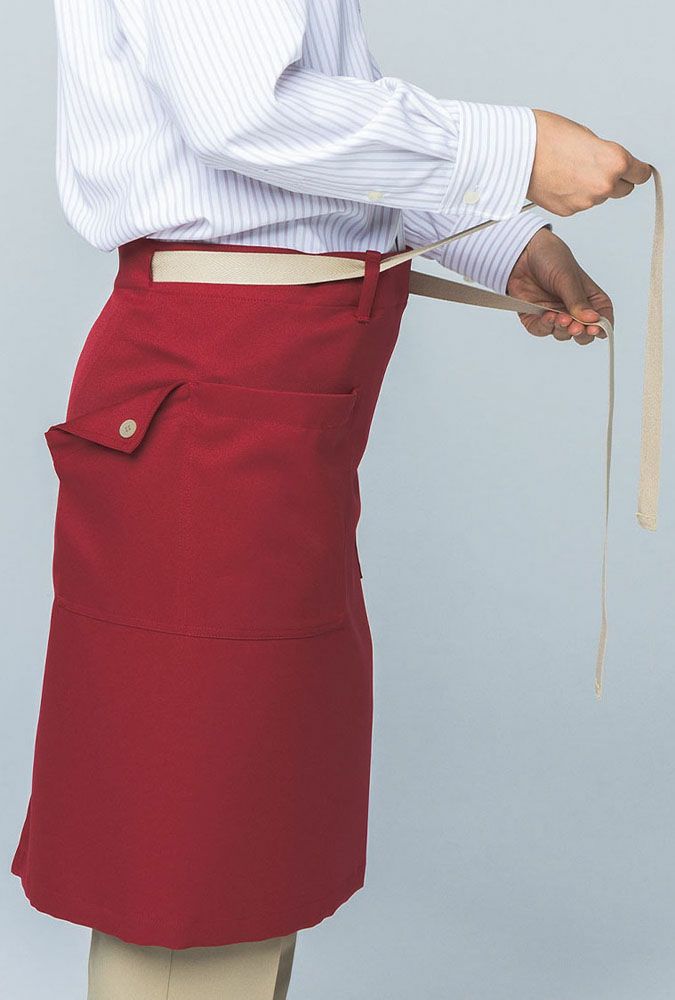 腰下にあて紐をループに通し、結びます