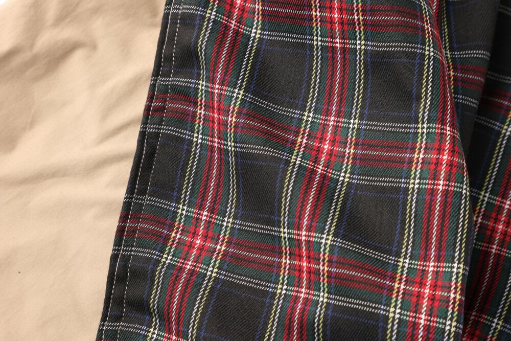 ワークシーンだけでなくカジュアルにも着こなせる裏地仕様。