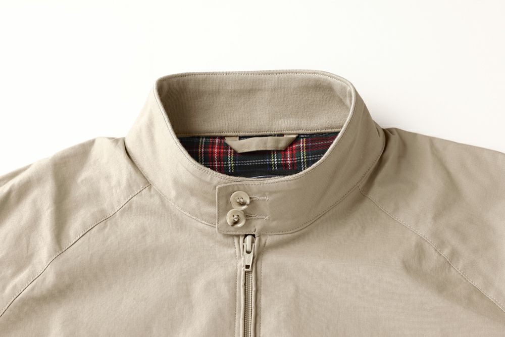 防風性に優れるスタンドカラーは、ネックウォーマーなどと併用しやすい仕様。