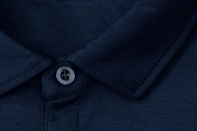 細めのスタイリッシュな前立て<br>細めの前立て仕様でスッキリと洗練された印象に。