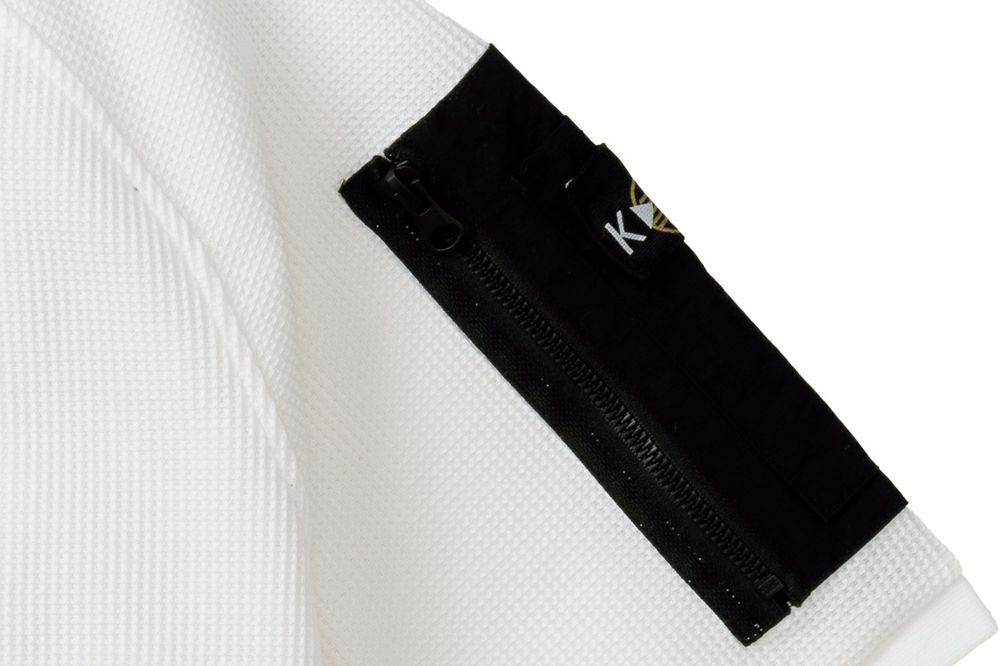 ペン差し・ファスナー付袖ポケット<br>左肩にはペン差し+ジッパー付きポケットを配置。デザイン上のアクセントと実用性を兼ね備えています。