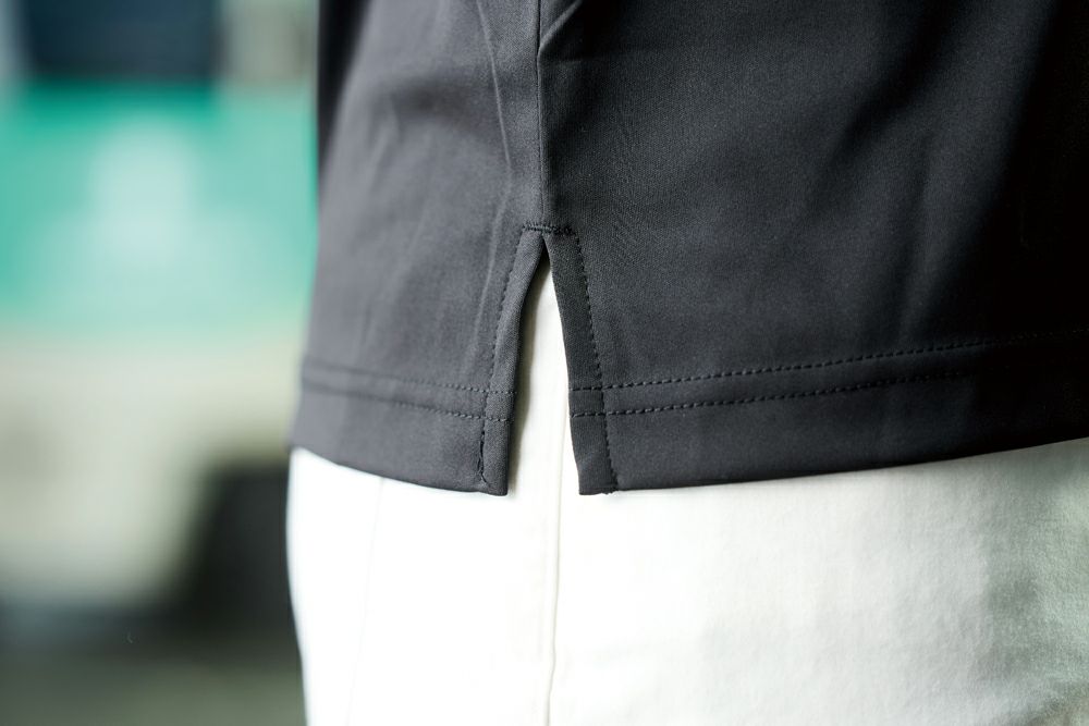 動きやすさを生み出す裾スリット