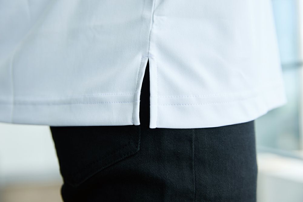 動きやすさを生み出す裾スリット