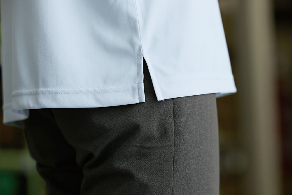 動きやすさを生み出す裾スリット