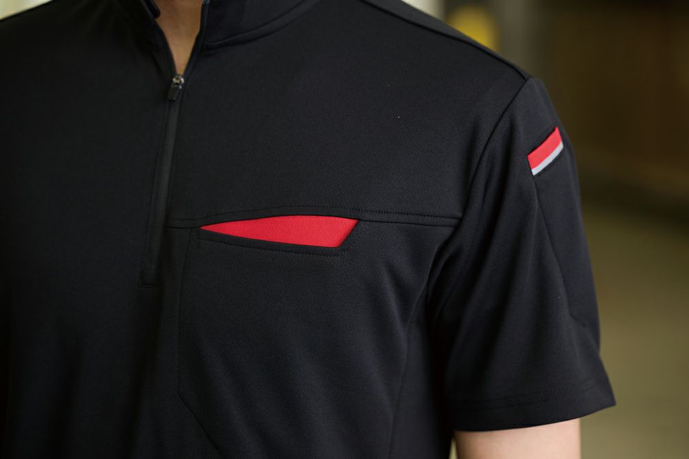 胸の切りポケ部分はボディカラーと異なる配色デザインを採用。