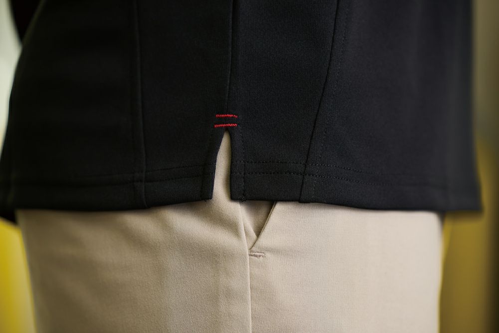 動きやすさを生み出す裾スリットには、補強とデザインのアクセントとなるカラーステッチ