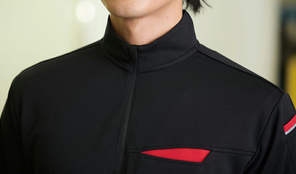 スポーティーなハーフジップ仕様