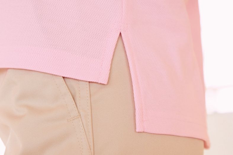 裾スリット<br>前屈みでも背中の出ない段差スリット。