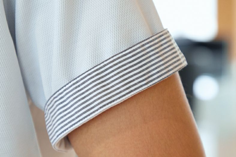 袖裏ストライプ<br>襟元、袖裏のストライプスデザインが爽やかなアクセントに。