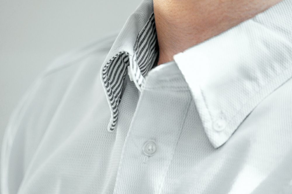 襟元ストライプ<br>襟元、袖裏のストライプスデザインが爽やかなアクセントに。