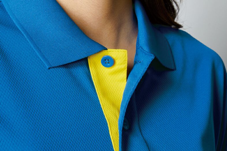 ビビッドカラーのアクセント<br>前立、袖、裾部分の配色を変えた2色使い。さりげなさの中に個性を感じるデザインに仕上げました。