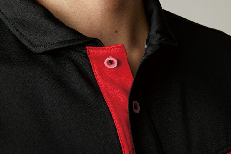 襟元デザイン<br>前立て、ボタンにはボディカラーと異なる配色デザインを採用。