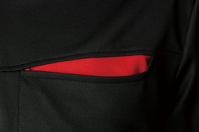 ポケットデザイン<br>胸の切りポケ部分はボディカラーと異なる配色デザインを採用。