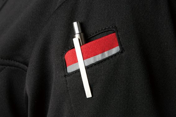 ペン差しポケット<br>袖部のペン差しポケットはボディカラーと異なる配色デザイン＆反射プリント付き。