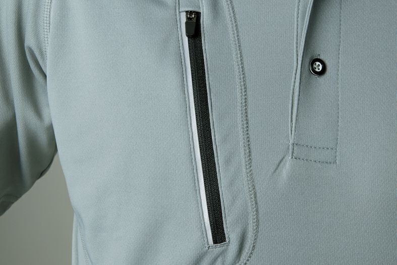 ポケット<br>胸にはポロシャツではめずらしいファスナーポケット付き。しかも大容量、反射プリント付き。