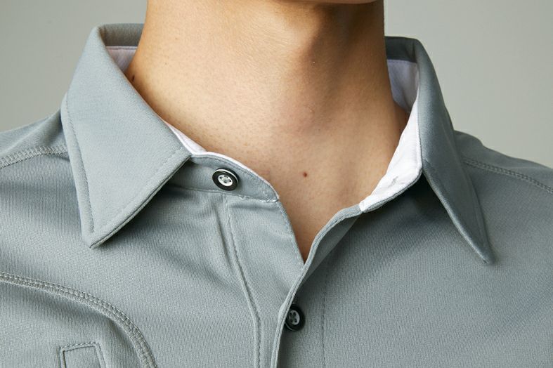 台襟仕様<br>型くずれしにくい台襟仕様。首周りを立体的に見せることで仕事着としての「きちんと感」をキープ。