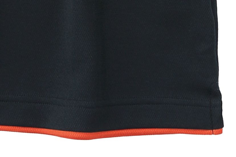 レイヤードデザイン<br>襟元と裾部分にアクセントとなるレイヤードデザインを採用。全3種類のカラーパターンを展開しています。