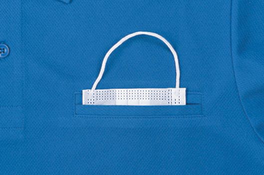 マスク収納ポケット<br>従来とは異なり、胸ポケットのサイズをマスクを折りたたむことなく収納できるサイズに設定。