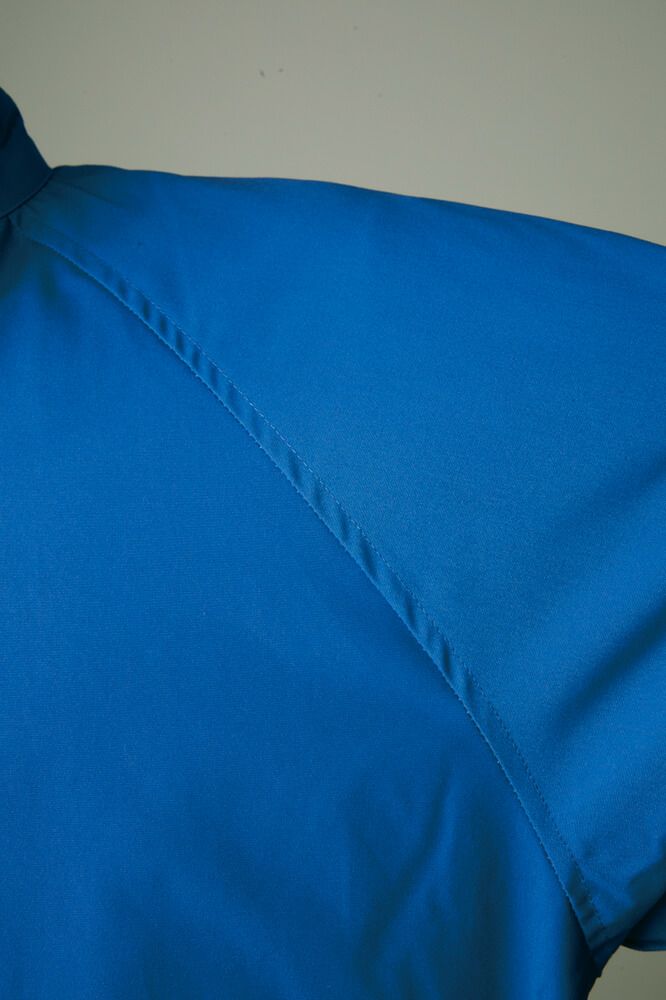 ラグランスリーブ<br>スポーツウェアに多用されているラグラン袖は、多少の重ね着でも肩や腕の動かしやすさが特長。