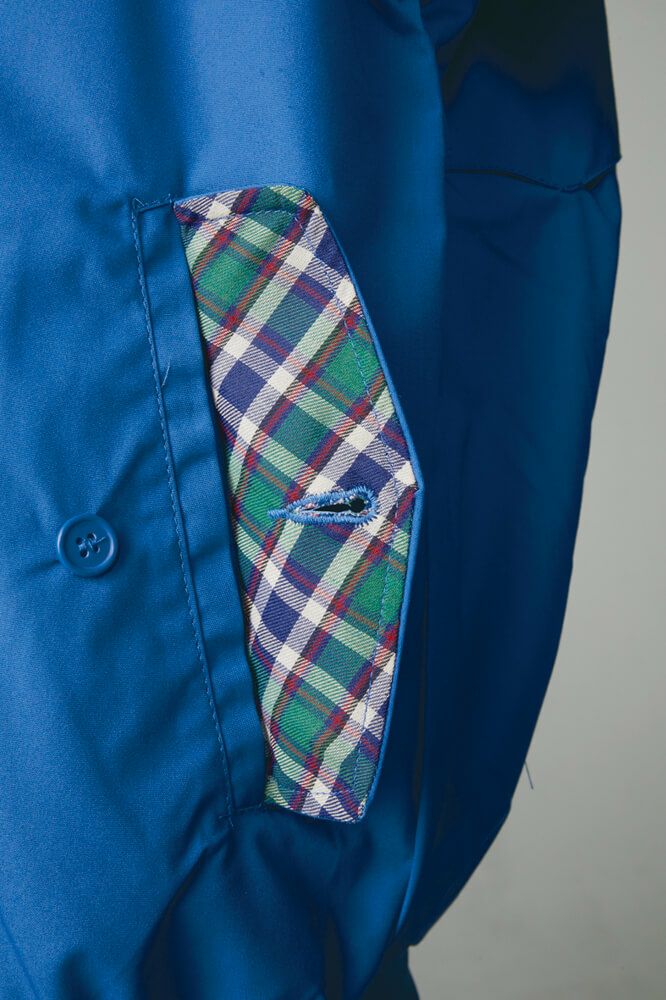 フラップ式ポケット<br>ゴミや雨の侵入を防ぐ他、中の物を落としにくいボタン留めフラップ式。