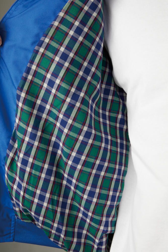 裏地仕様<br>ワークにもカジュアルにも着こなせる裏地仕様。着やすさや、シルエットを保つ効果もあります。