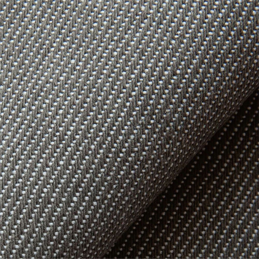 麻調デニム［ポリエステル65％・綿35％］<br>空気紡績という方法で糸を作ることにより麻のような風合いを実現した肌離れのよい素材。また天然素材の麻に比べて耐久性に優れています。