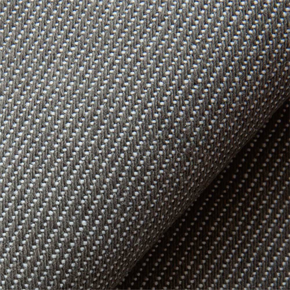 麻調デニム［ポリエステル65％・綿35％］<br>空気紡績という方法で糸を作ることにより麻のような風合いを実現した肌離れのよい素材。また天然素材の麻に比べて耐久性に優れています。