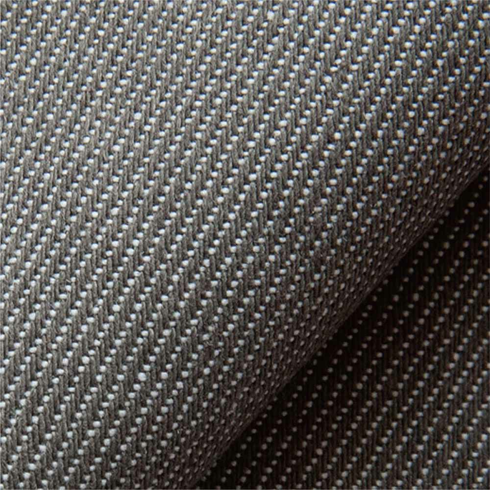 麻調デニム［ポリエステル65％・綿35％］<br>空気紡績という方法で糸を作ることにより麻のような風合いを実現した肌離れのよい素材。また天然素材の麻に比べて耐久性に優れています。