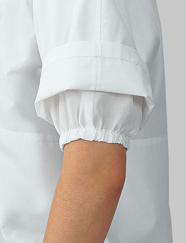 コックコートアンダーカバー袖口アンダーカバー（内側の布）の付いた二重構造の袖口は、幅広のゴムで絞ってあり、体毛の落下による製品への混入を防ぐ衛生仕様になっています。