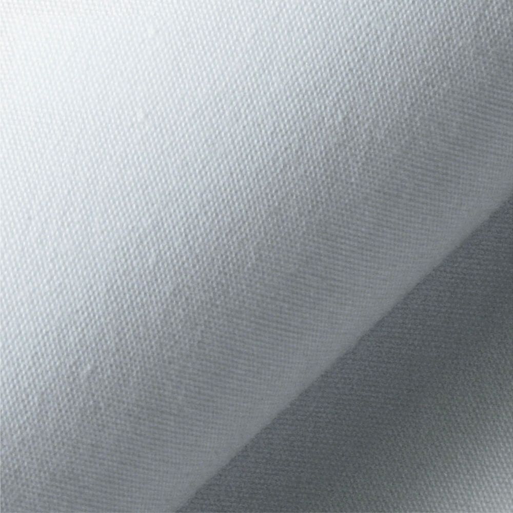 ブロード［ポリエステル65％・綿35%］<br>繊細な横畝が特徴の平織物。薄く柔 軟なことから、シャツなどの素材として用いられることが多い。