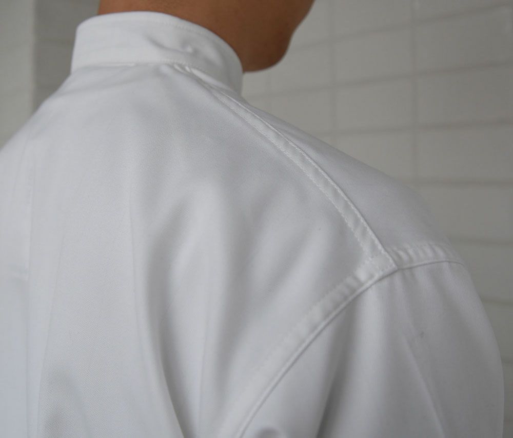 折り伏せ縫い：縫い代がロック始末ではなく、生地の端が出てこない折り伏せ縫いとパイピング始末になっています。ほつれによる異物落下を防ぎ、劣化を防ぎます。