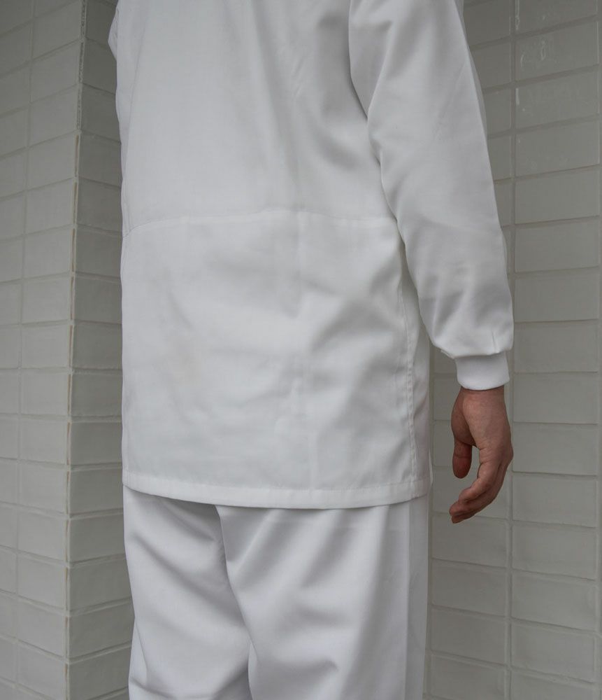 裾丈：コートの着丈はヒップまでをしっかりと覆うため、低温の職場や長時間の水仕事にも腰部を冷やすことが無く、また体のシルエットが目立たず、女性の方にも安心です。