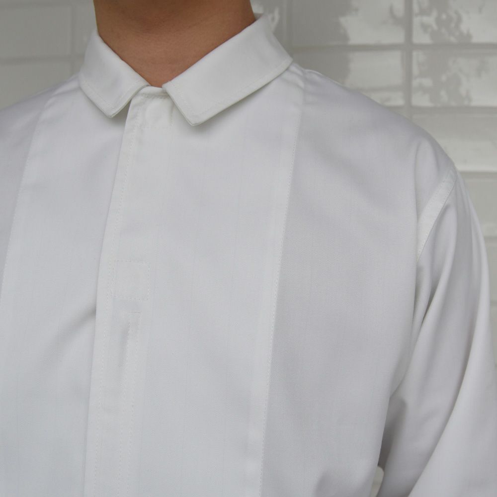 襟：ステンカラー仕様で開襟としてはもちろん、衿裏のボタンを閉じれば首元がつまったスタイルにもなります。