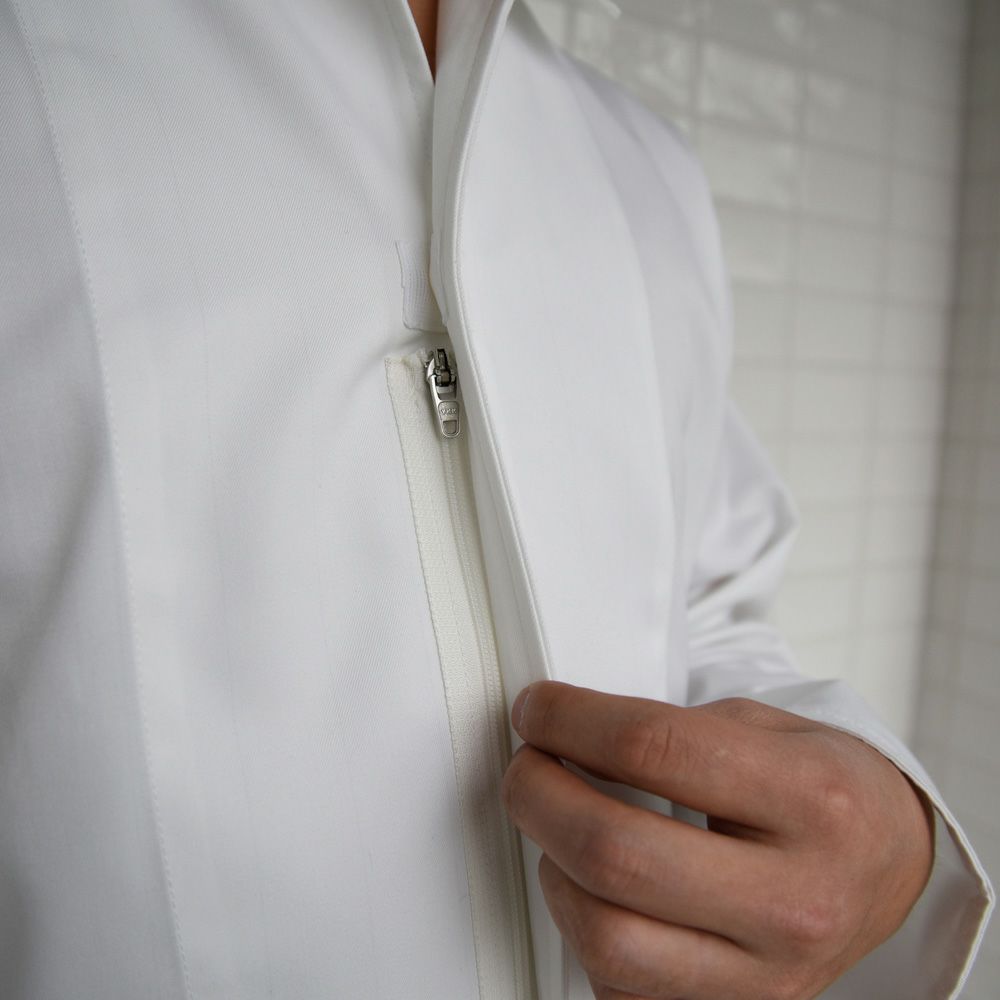 セミオートマチックファスナーにより、引手を倒すとロックがかかる為、動きと共にファスナーが開いてしまうなどの現象が起きにくいです。