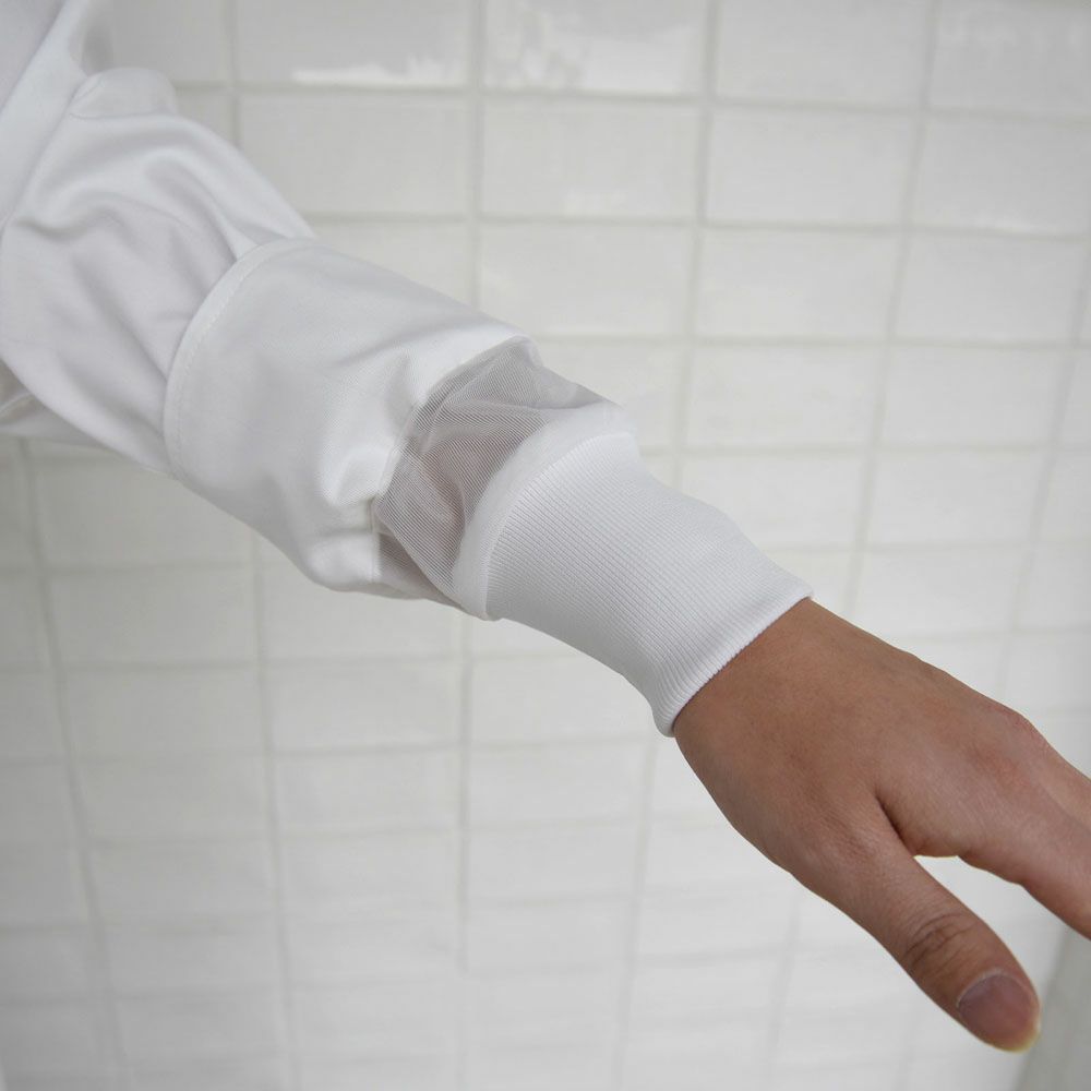 袖口：袖口は二重構造。アンダーカバー（内側の布）の袖口はリブ仕様で、体毛の落下による製品への異物混入を防ぐことができます。また、ゴムではなくリブを用いる事でフィット感があり、のびてしまう等の劣化を防いでいます。