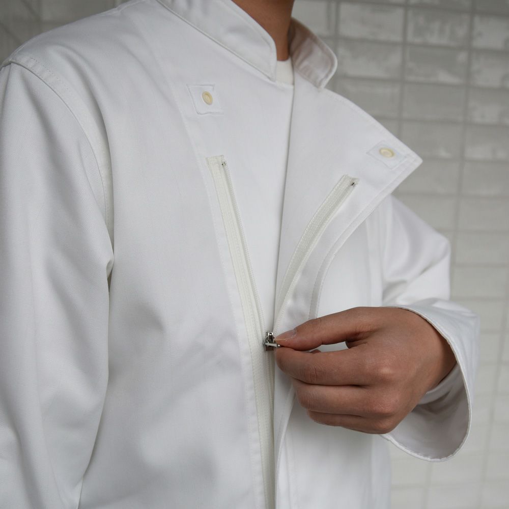 セミオートマチックファスナーにより、引手を倒すとロックがかかる為、動きと共にファスナーが開いてしまうなどの現象が起きにくいです。