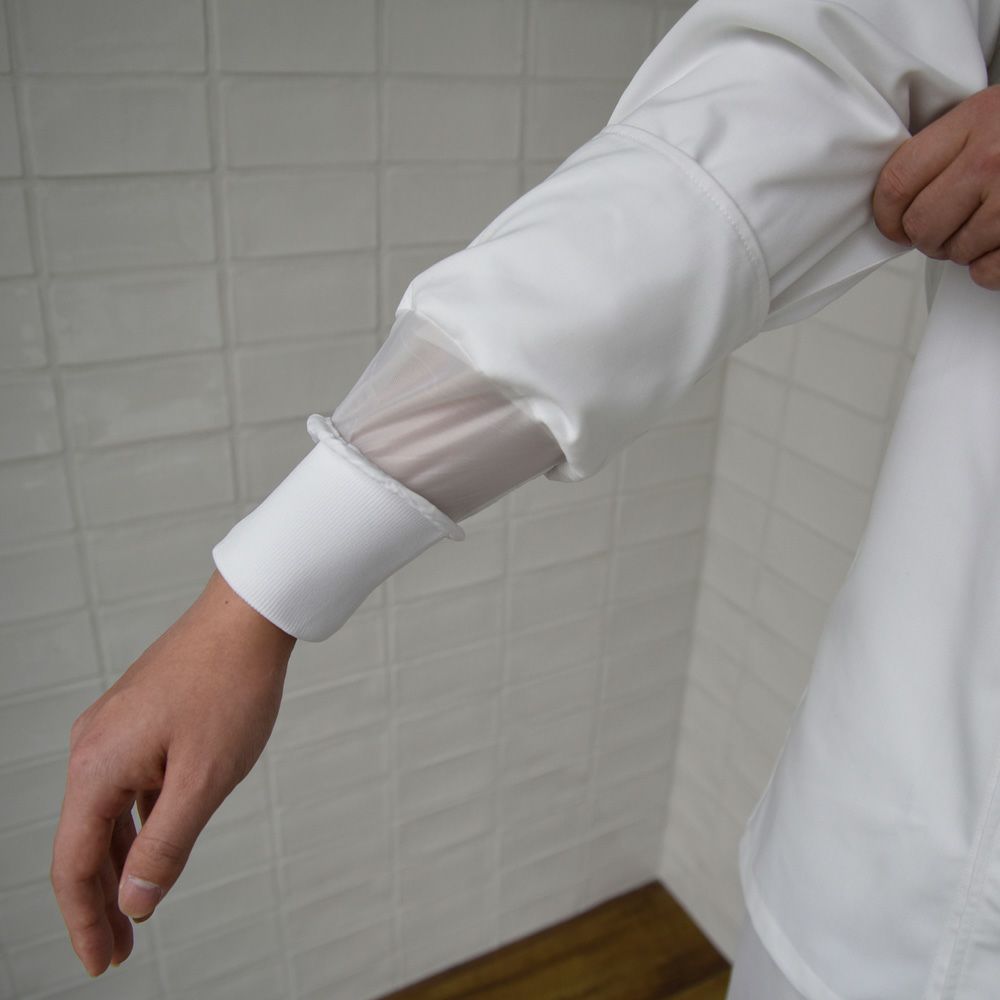 袖口：袖口は二重構造。アンダーカバー（内側の布）の袖口はリブ仕様で、体毛の落下による製品への異物混入を防ぐことができます。また、ゴムではなくリブを用いる事でフィット感があり、経年によりのびてしまう等の劣化を防いでいます。