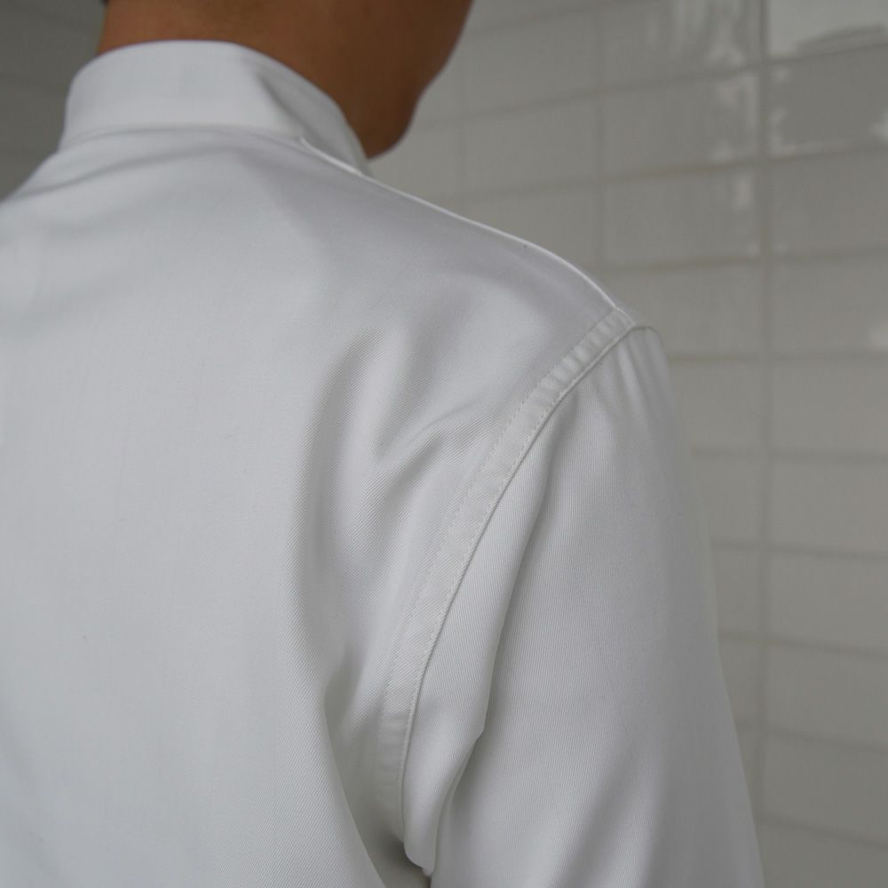 折り伏せ縫い：縫い代がロック始末ではなく、生地の端が出てこない折り伏せ縫いとパイピング始末になっています。ほつれによる異物落下を防ぎ、劣化を防ぎます。