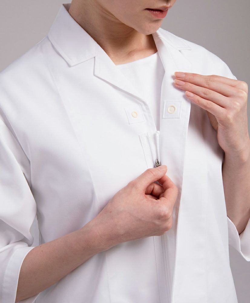 セミオートマチックファスナーにより、引手を倒すとロックがかかる為、動きと共にファスナーが開いてしまうなどの現象が起きにくいです。