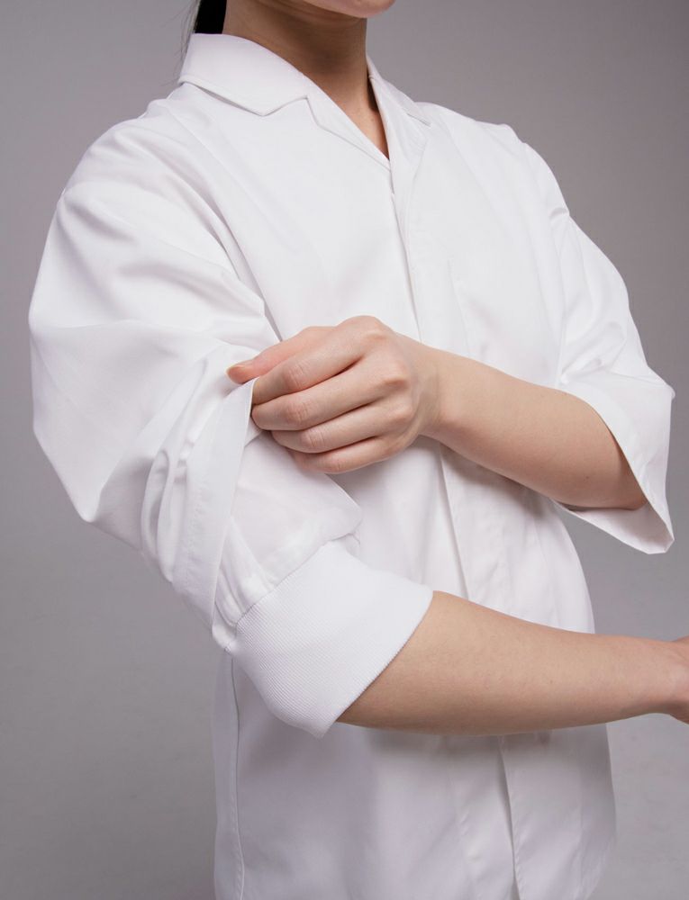 袖口：袖口は二重構造。アンダーカバー（内側の布）の袖口はリブ仕様で、体毛の落下による製品への異物混入を防ぐことができます。また、ゴムではなくリブを用いる事でフィット感があり、経年によりのびてしまう等の劣化を防いでいます。