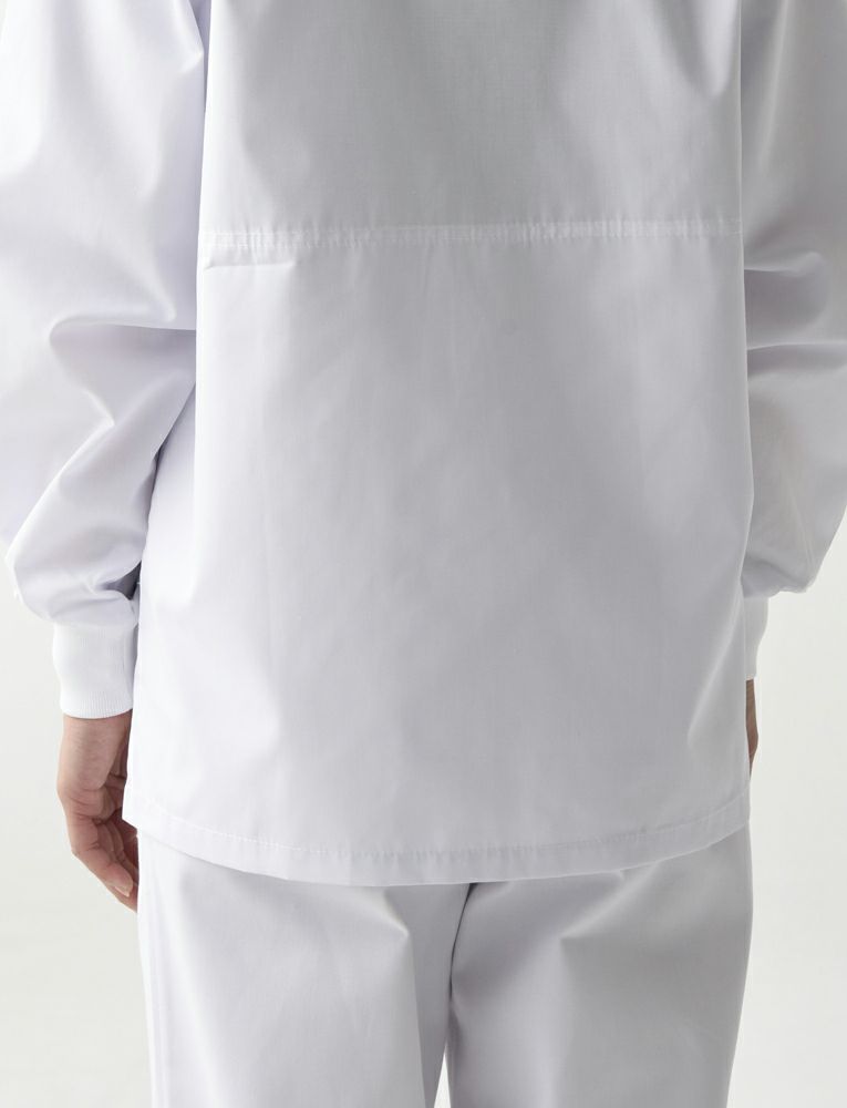 裾丈：コートの着丈はヒップまでをしっかりと覆うため、低温の職場や長時間の水仕事にも腰部を冷やすことがなく、また体のシルエットが目立たず体型をカバーできるので、女性の方にも安心です。