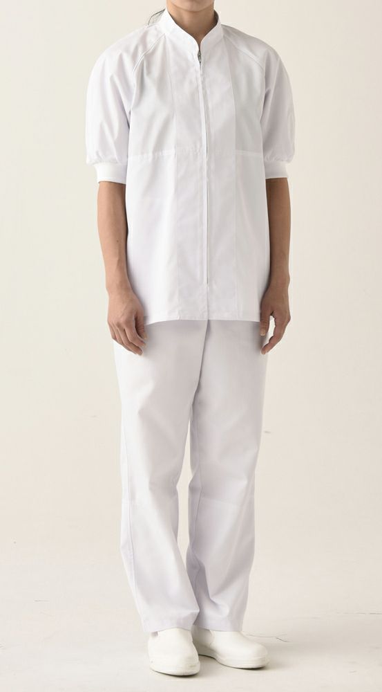 襟：首まわりを締めつけない、ゆったりめのスタンドカラー。頭巾の裾を中に入れれば、頭髪の落下を防止できます。