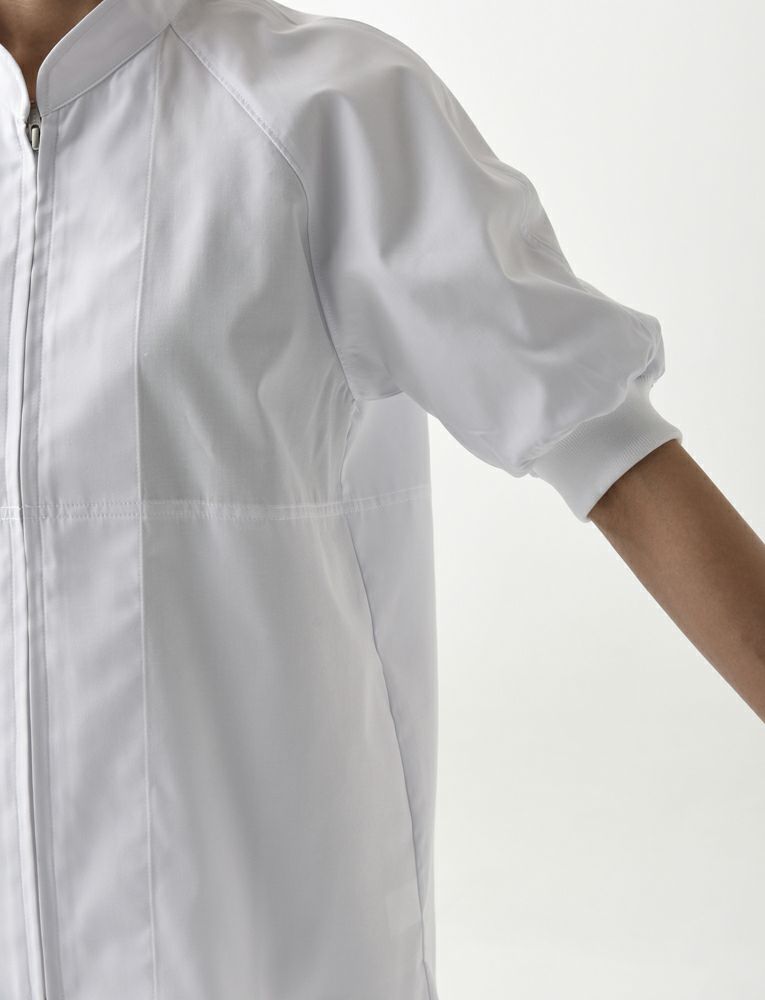 袖口：袖付けから脇下までを覆うゴム入りのアンダーカバーと、手首部分の幅広リブによって、体毛等の袖口からの落下を二重に防止しています。