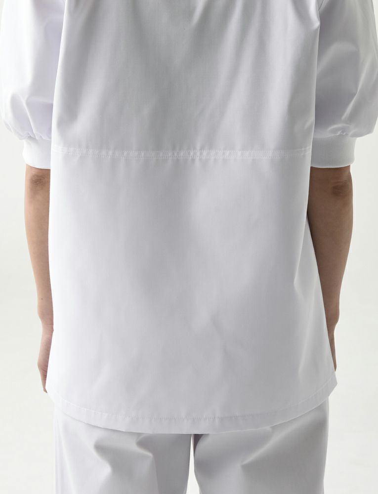 裾丈：コートの着丈はヒップまでをしっかりと覆うため、低温の職場や長時間の水仕事にも腰部を冷やすことがなく、また体のシルエットが目立たず体型をカバーできるので、女性の方にも安心です。