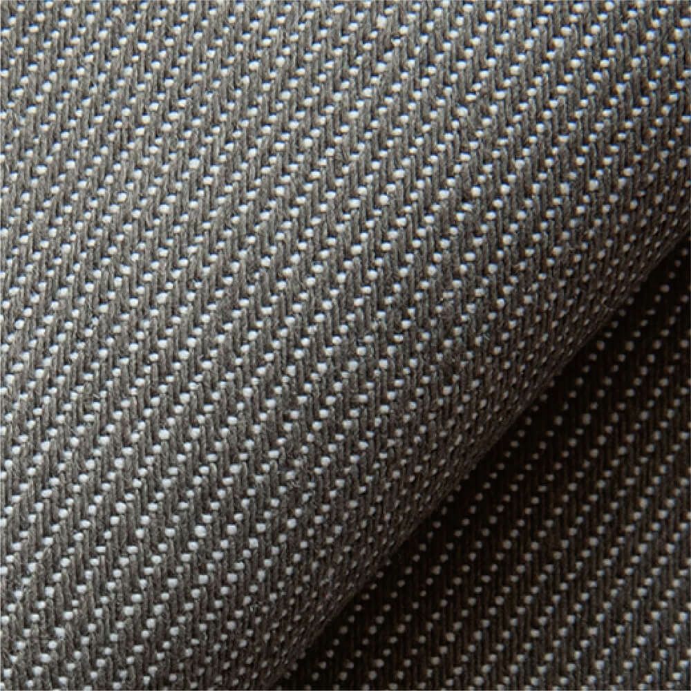 麻調デニム［ポリエステル65％・綿35％］<br>空気紡績という方法で糸を作ることにより麻のような風合いを実現した肌離れのよい素材。また天然素材の麻に比べて耐久性に優れています。